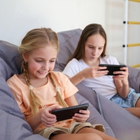 otroci uporabljajo mobilni telefon