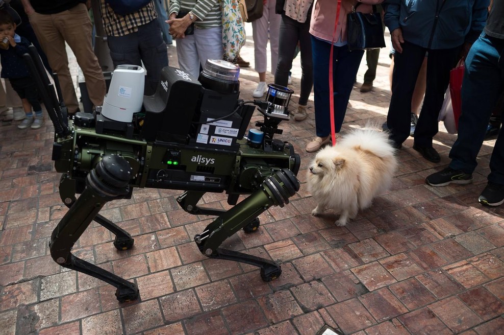 Prihodnost je že tu: policistom bo pri delu pomagal pasji robot, izdajal bo celo kazni (foto: Profimedia)