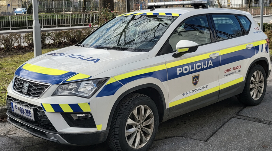 Policija išče roparja, ki sta sredi Nove Gorice oropala občanko (eden je skočil iz grmovja, drugi ji je prišel izza hrbta) (foto: Facebook/PU Nova Gorca)