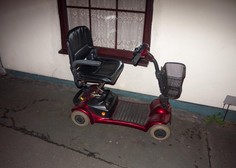 Koprčanka v krožišču trčila v fanta na invalidskem skuterju