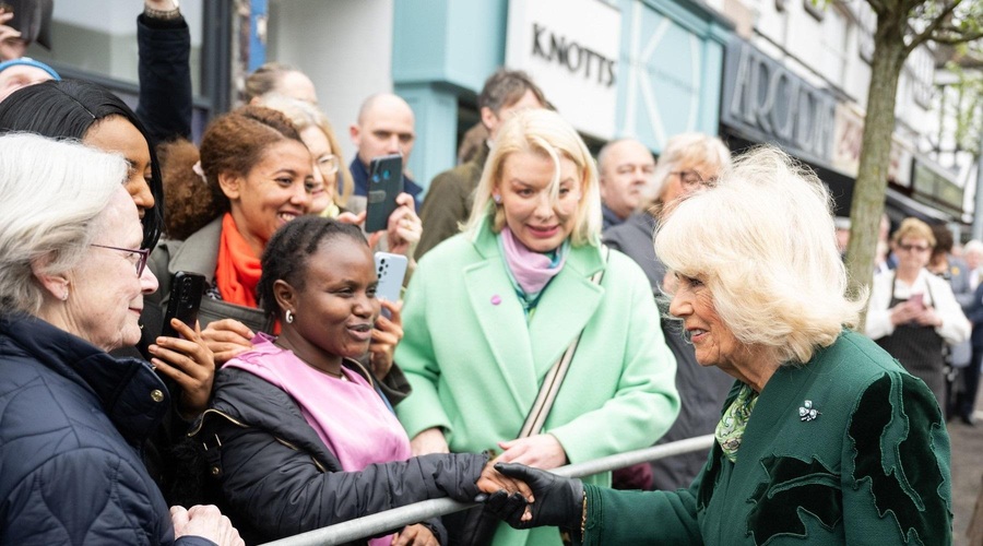 Camilla med uradnim obiskom v Belfastu odgovorila na vprašanje, kako je kralj (foto: Profimedia)