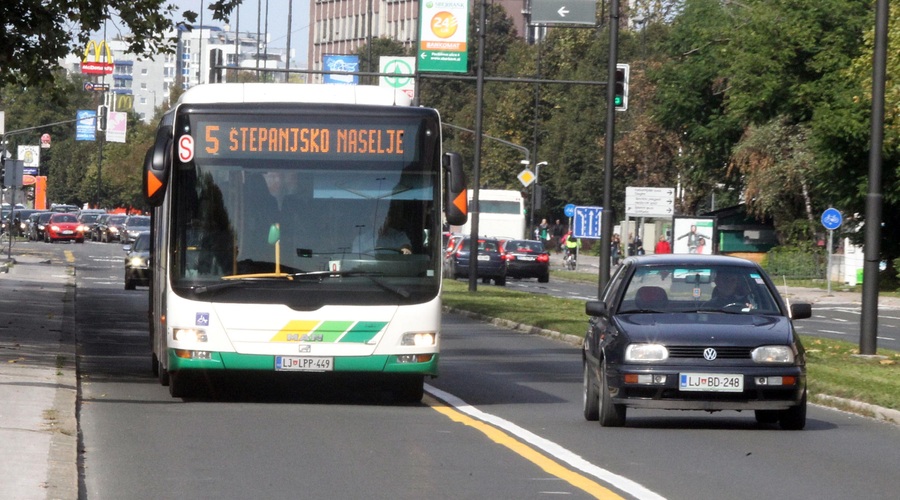 Dobrodošla ureditev ali potenciranje gneče: se vam zdi, da Ljubljana potrebuje še več rumenih pasov? (foto: Borut Živulovič/Bobo)
