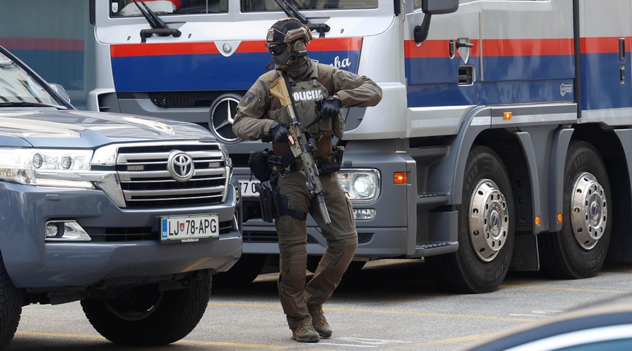 Specialci preplavili središče Ljubljane: razkrivamo, kaj se dogaja (FOTO) (foto: Bobo)