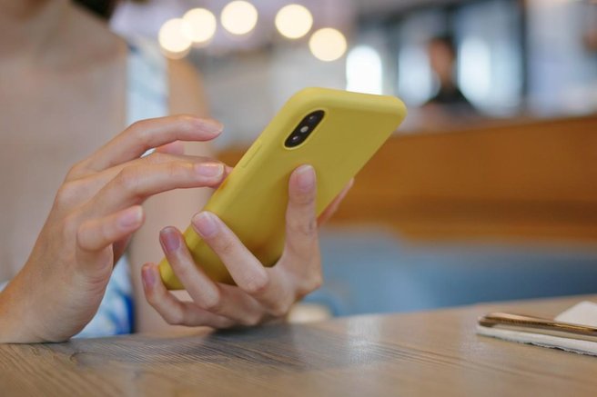 telefon ženska kavarna