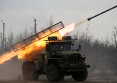 Rusija z obsežnim raketnim napadom nad Kijev: ostanki prestreženih raket v mestu zanetili več požarov