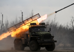 Rusija z obsežnim raketnim napadom nad Kijev: ostanki prestreženih raket v mestu zanetili več požarov
