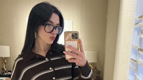 Mlado dekle dela selfie