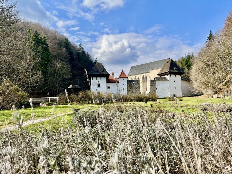 Zgodovinski dragulj, ki združuje spokojnost in bogato preteklost (gre za izredno energijsko močan slovenski kraj)