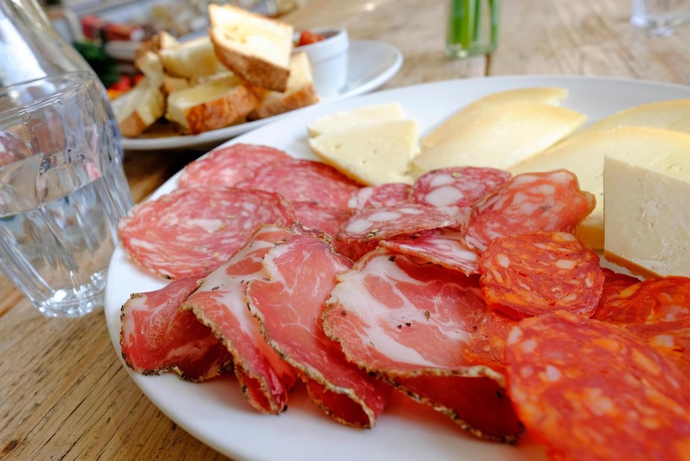 DELIKATESNO MESO Šunka, salama in narezane puranje prsi so nepogrešljive sestavine sendvičev, vendar jih ne bi smeli vključiti v vsakodnevno …