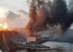 Obsežen ruski napad na Ukrajino: uničili daljnovode jedrske elektrarne in celo trolejbus