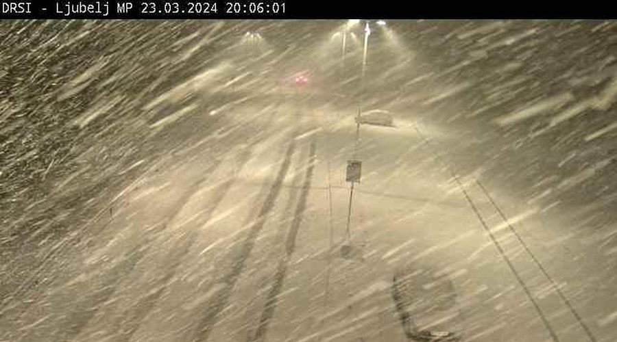 Čez dan sonce, zdaj pa že ... sneg! Vreme pokazalo zobe, poglejte, kje so tla že pobeljena (foto: posnetek zaslona/Facebook InfoPot)