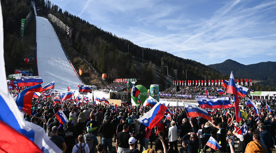 Razočarani Slovenci predčasno zapuščajo Planico: poglejte, kaj se je zgodilo in kdo je kriv (foto: Manca Rozman/Bobo)