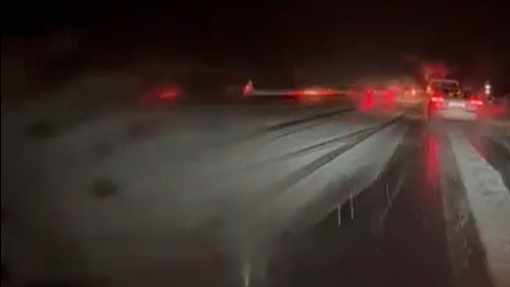 Kaos na slovenski avtocesti: "Na cesti je toliko toče! Deluje kot sneg. V težjih razmerah še nisem vozila!" (VIDEO)