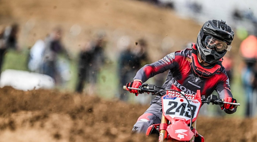 Tim Gajser je v Španiji spet stopil na stopničke, poglejte, s čim se je poklonil pokojnemu bratu (foto: Profimedia)