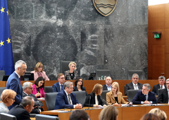 Sejo v državnem zboru prekinili protestniki, kaj je razlog? (FOTO)