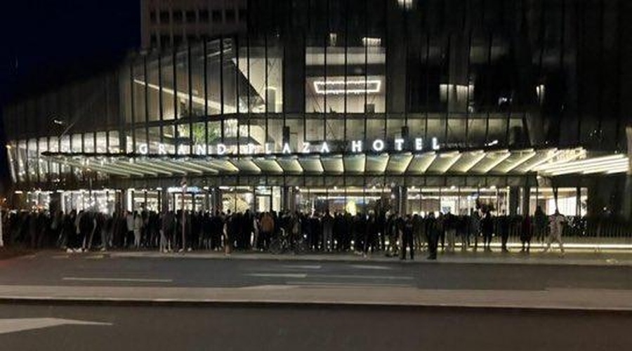 Evforija pred hotelom v Ljubljani, kjer je nastanjen Cristiano Ronaldo (FOTO in VIDEO) (foto: POsnetek zaslona/Twitter profil Al Nassr Zone)
