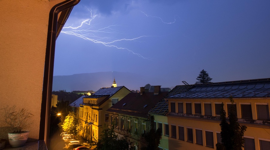 Huda ura nad Kranjem, udarilo je po enem najlepših delov mesta, pogled nanj je žalosten (foto: Miloš Vujinovič/Bobo)