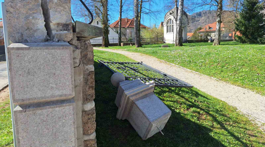 Neurje razdejalo tudi Kranj: poglejte, kako je strela poškodovala Prešernov gaj (FOTO) (foto: Mestna občina Kranj)