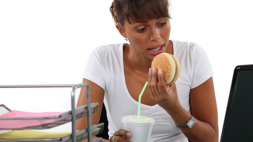 Kaj se zgodi s telesom, če jemo, kadar nismo lačni? (Posledice niso nedolžne)