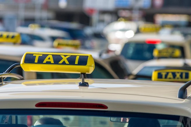 Kaj takšnega! Taksist med vožnjami svojim strankam prodajal tudi heroin