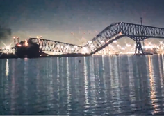 Šokanten posnetek trenutka, ob katerem zaledeni kri: ladja trčila v znameniti most (VIDEO)