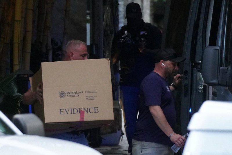 zvezni agenti odstranjujejo škatle z dokazi iz Diddyjevega prestižnega doma v Miamiju.