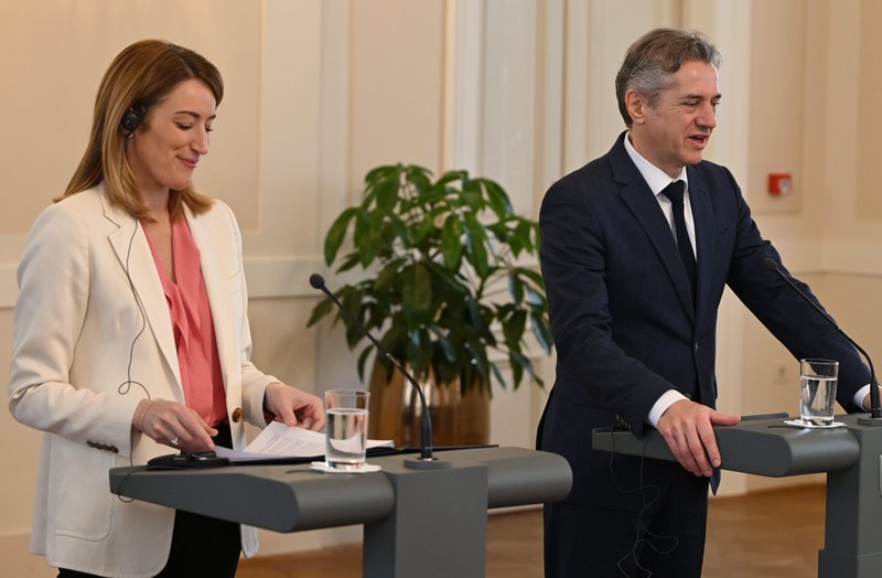 Premier Robert Golob in predsednica Evropskega parlamenta Roberta Metsola sta danes po pogovorih v Ljubljani spodbudila ljudi, naj se udeležijo evropskih volitev.