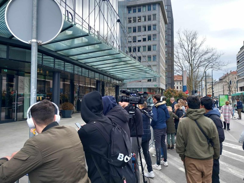 Oboževalci in mediji pred hotelom, kjer je bil v času obiska Slovenije nastanjen Ronaldo.