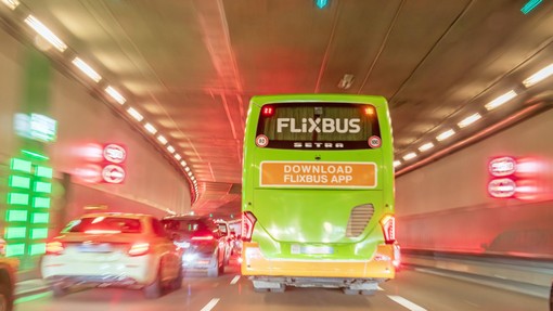 Huda prometna nesreča: prevrnil se je avtobus Flixbusa, umrlo več ljudi (FOTO)