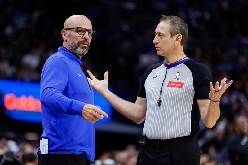 Trener Jason Kidd v pogovoru s sodnikom.