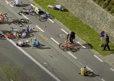 Na dirki skozi Flandrijo več kolesarjev zgrmelo na tla: Van Aert jo je huje skupil