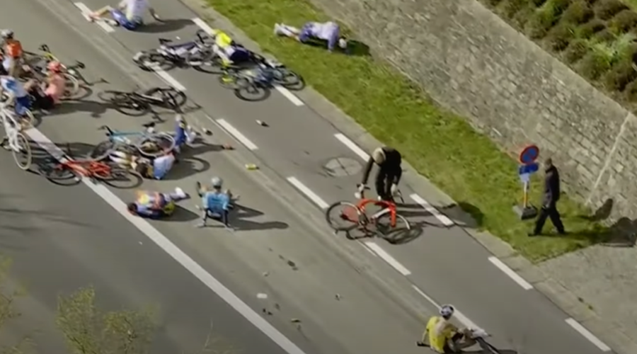 Na dirki skozi Flandrijo več kolesarjev zgrmelo na tla: Van Aert jo je huje skupil (foto: YouTube/Posnetek zaslona)