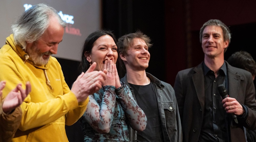 Presenečenje na filmski premieri: česa takega naša igralka od soigralcev ni pričakovala (foto: Arhiv Kinodvor/Domen Pal)