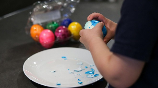 Za veliko noč bo v kuhinjah začel rasti kupček jajčnih lupin: nikar jih ne mečite v smeti! (foto: Profimedia)
