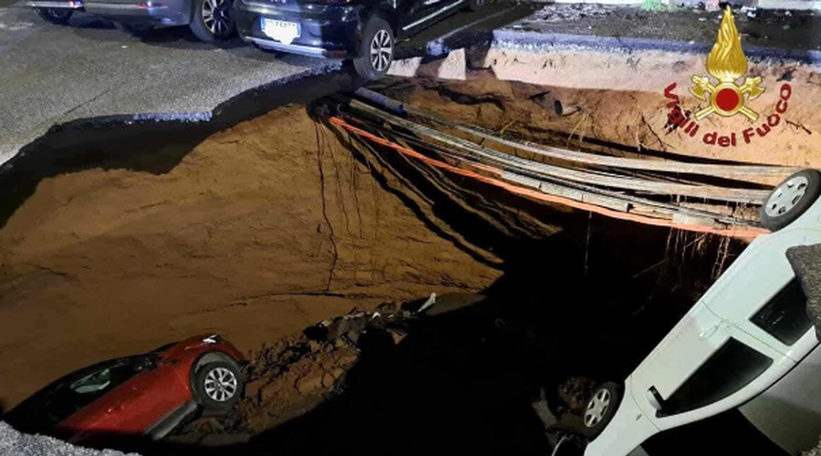 Kot da bi se odprl pekel: nenadoma v tleh zazevala ogromna luknja in "pogoltnila" dve vozili (VIDEO) (foto: Vigili del Fuoco/Posnetek zaslona)