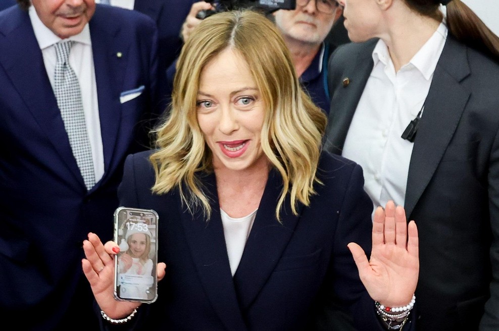 Zmeda na letališču: namesto Giorgie Meloni libanonski premier poljubil njeno asistentko (VIDEO) (foto: Profimedia)