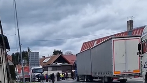 V Središču ob Dravi vre, prebivalci blokirali ceste. "Samo preko naših trupel" (VIDEO)