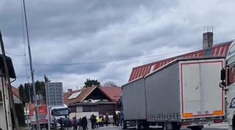 V Središču ob Dravi vre, domačini blokirali ceste. "Samo preko naših trupel" (VIDEO) (foto: Facebook/posnetek zaslona)