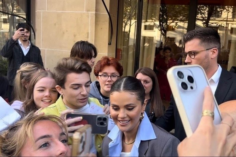 Oboževalci so pred hotelom dočakali Seleno Gomez.