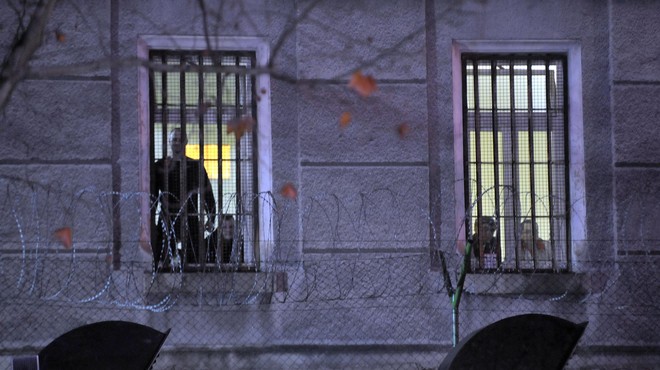 Katastrofalne razmere v slovenskem zaporu: zaradi izbruha epidemije že 50 oseb v izolaciji, vodstvo pa ne ukrepa (foto: Srdjan Zivulovic/bobo)