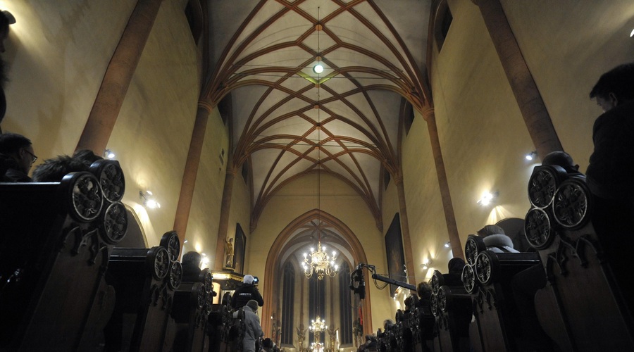 Na veliki petek v cerkvah brez maš (foto: Milos Vujinovic/Bobo)