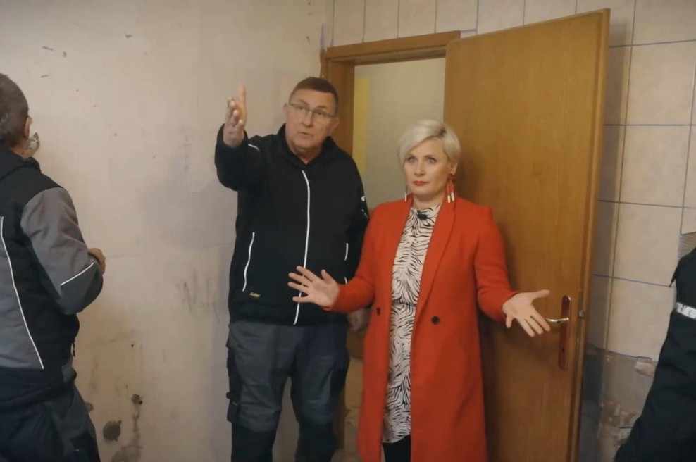 Delovna akcija: takšno je resnično ozadje, ki pa ga gledalcem ne pokažejo (foto: Voyo/posnetek zaslona)