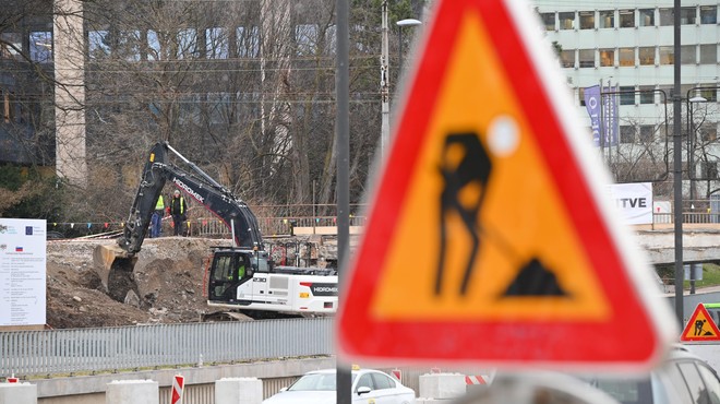 Pozor! Zaprli so prometno ljubljansko cesto (tudi za pešce in kolesarje) (foto: Žiga Živulović jr./BOBO)