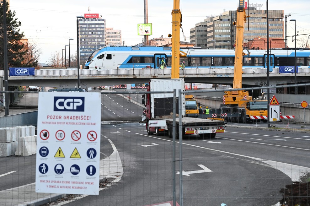 Pozor: zapirajo eno najbolj prometnih cest v prestolnici, voznike čaka pravi prometni infarkt! (foto: Žiga Živulović jr./BOBO)