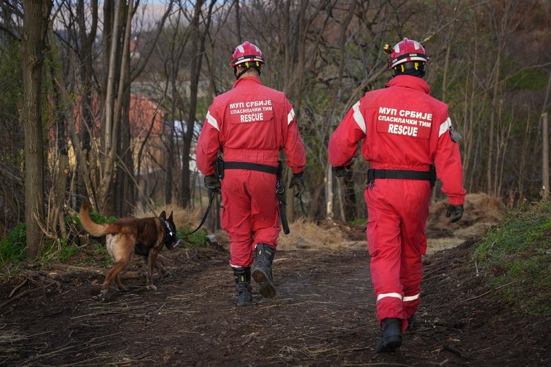 Specialistične ekipe za reševanje iz ruševin MUP Srbije začele podrobno preiskovanje terena na Banjskem polju.