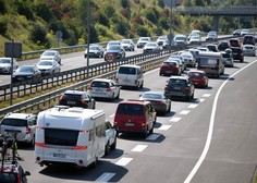 Zastoji na primorski avtocesti: zamuda znaša uro in pol, obvoz po regionalni cesti, kjer so prav tako zastoji