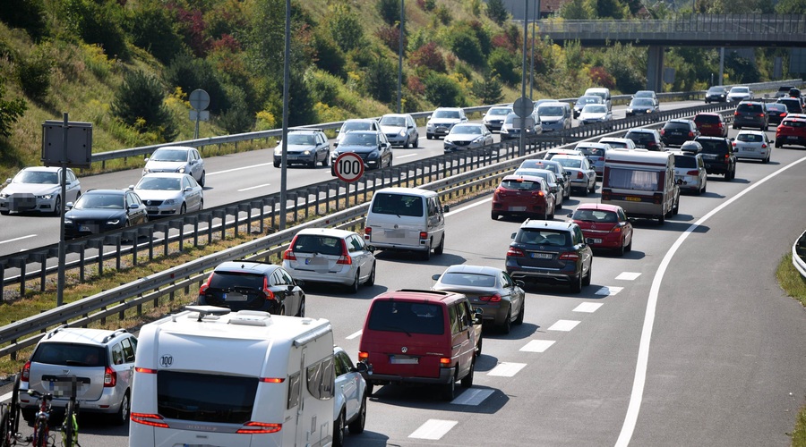 Pozor! Na cestah dolgi zastoji, stojijo tudi avtoceste (foto: Bobo)