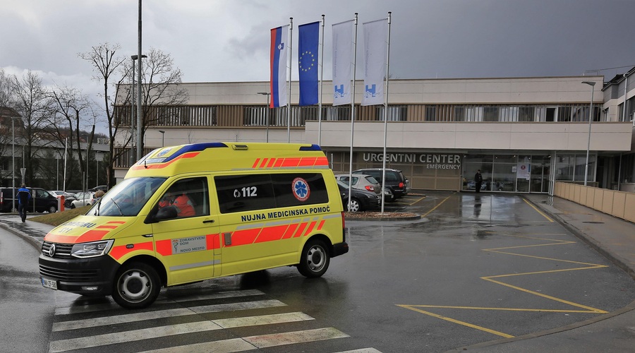 Zaradi širjenja covida-19 slovenska bolnišnica na nekaterih oddelkih prepovedala obiske (foto: Bobo)