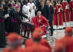 Bo papež kljub zdravstvenim težavam vodil velikonočne slovesnosti?