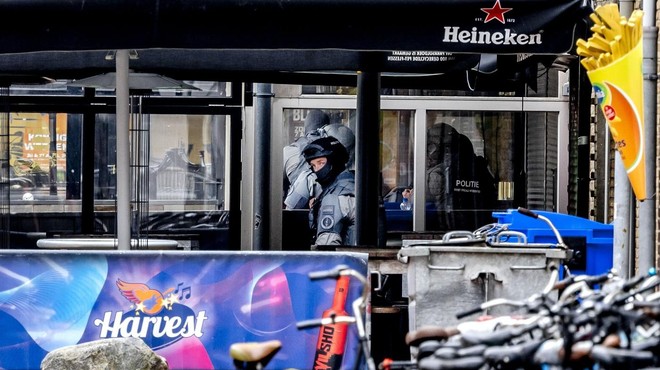 Zamaskiran moški s "torbo polno streliva" v lokalni kavarni zajel talce (foto: Profimedia)